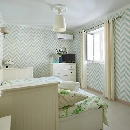 Spacious In With Private Garden, 120 M² *