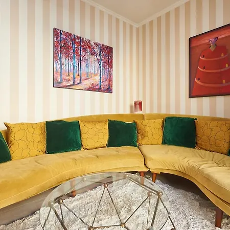 Spacious In With Private Garden, 120 M² *