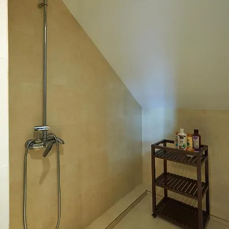 דירה Spacious In With Private Garden, 120 M²