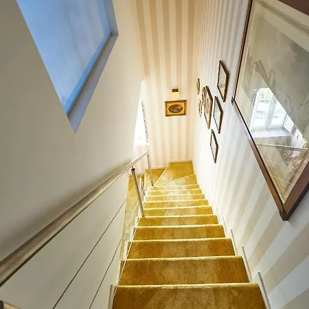 Spacious In With Private Garden, 120 M² * אסטוריל