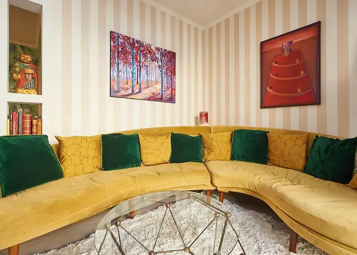 Spacious In With Private Garden, 120 M² *