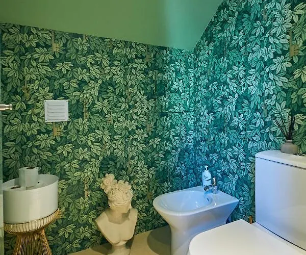 Spacious In With Private Garden, 120 M² Estoril