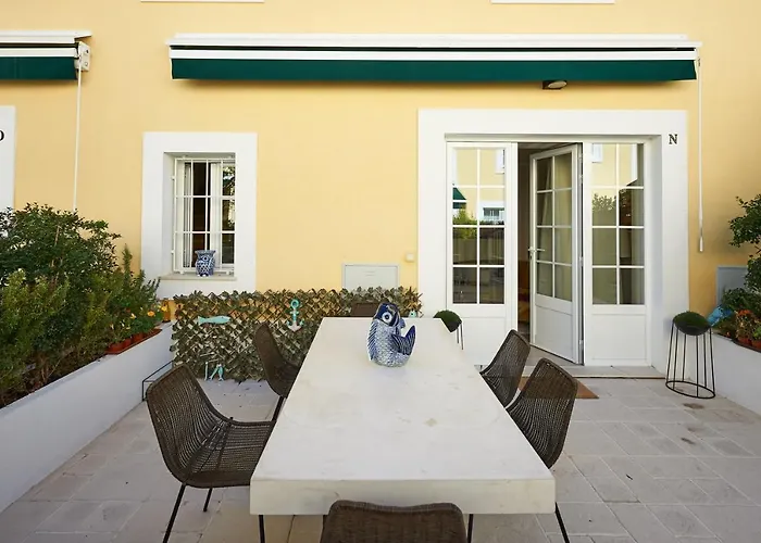 Spacious In With Private Garden, 120 M² Apartamento Estoril