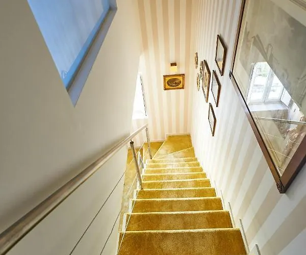 Spacious In With Private Garden, 120 M² * Estoril