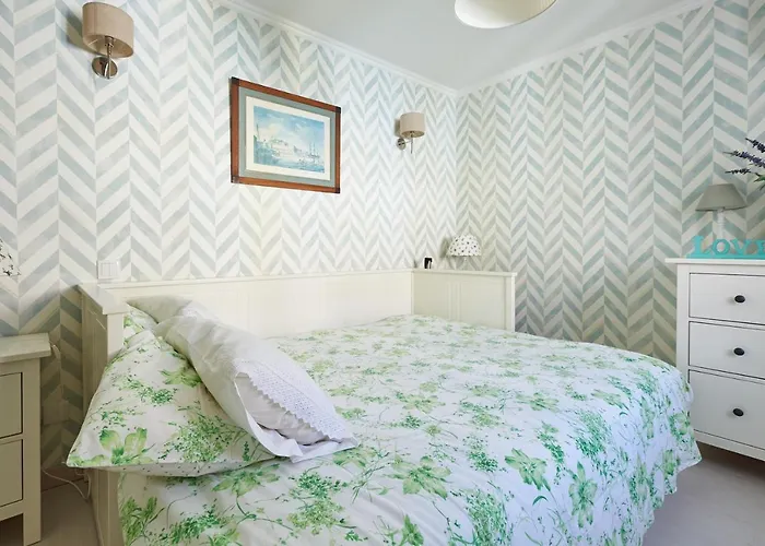 Spacious In With Private Garden, 120 M² *