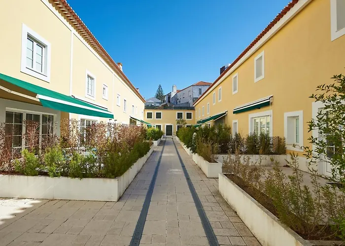 Apartamento Spacious In With Private Garden, 120 M² Estoril