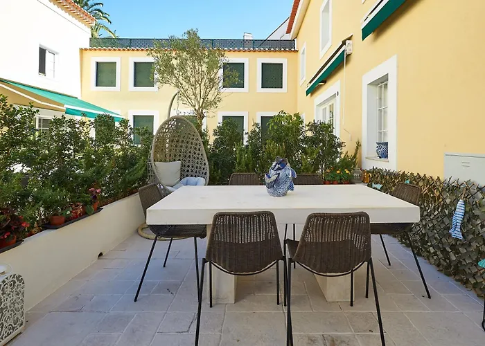 Apartamento Spacious In With Private Garden, 120 M² Estoril