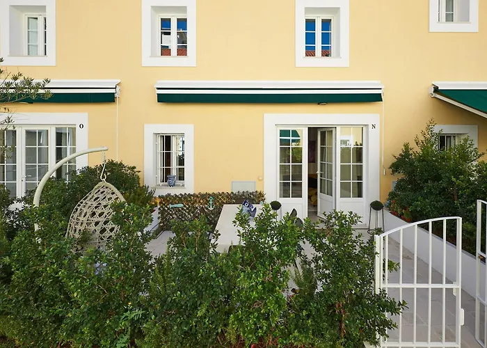 Spacious In With Private Garden, 120 M² Estoril